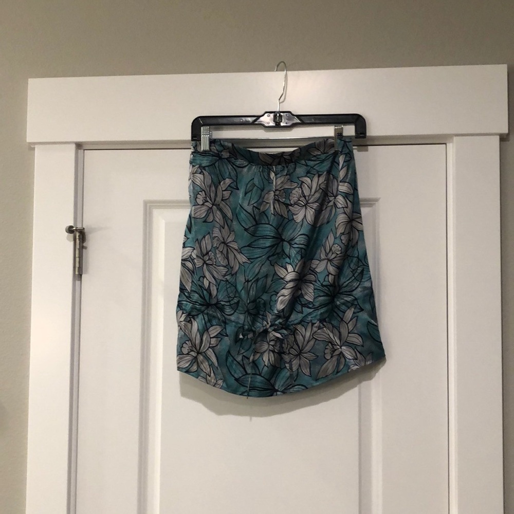Floral print strapless top.